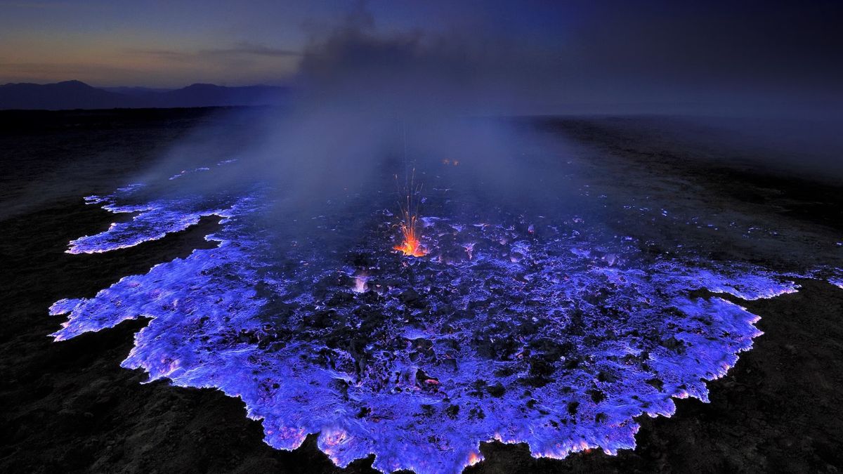 chinese-woman-taking-photos-near-crater-edge-dies-after-falling-into-active-indonesia-volcano-ijen